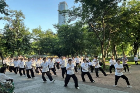 泰国格乐大学太极拳团队受邀参加泰国太极拳总会举办的大型太极拳晨练